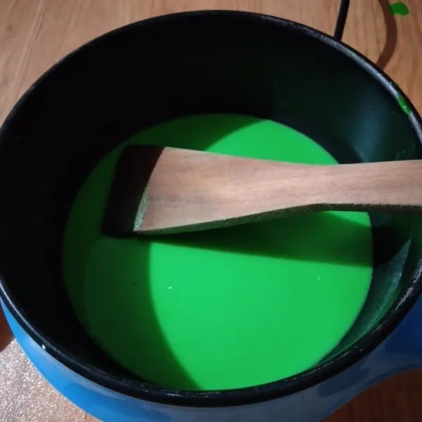 Masak adonan warna hijau sampai matang tuang wadah