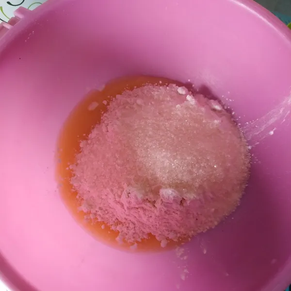 Campur terigu, tapioka, gula, susu kental manis dan baking powder.