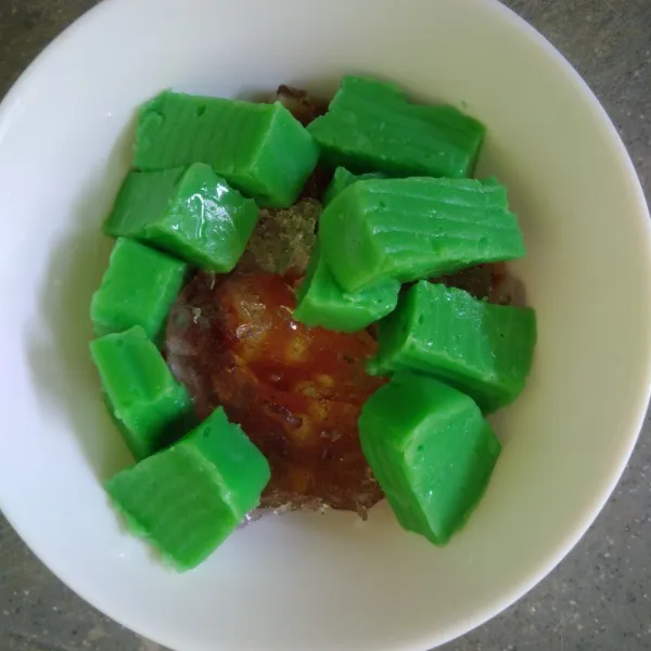 Penyajian : dalam mangkuk, masukkan sirup gula, es batu dan bongko yg sudah di potong. Tambahkan kuah santan. Sajikan.