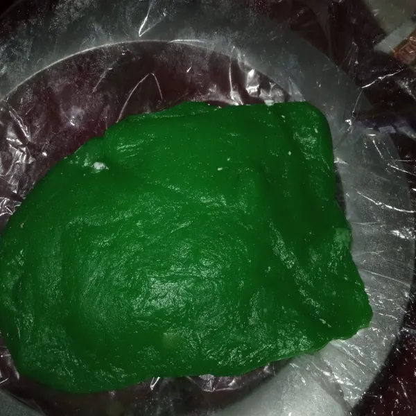 Membuat kue pisang ijo campurkan tepung terigu air aduk rata masukan mentega lalu masak dengan api kecil sambil diaduk sampai kental dan kalis angkat dan dinginkan.