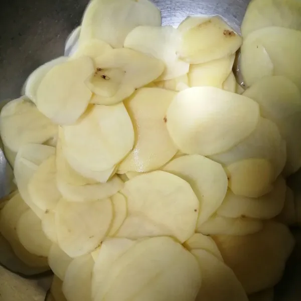 Tiriskan kentang, kalau masih berair bisa di lap pakai serbet bersih atau tisu dapur. Hasilnya kentang akan cepat kering dan garing setelah digoreng.