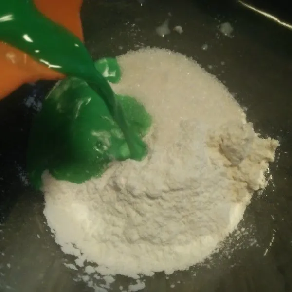Siapkan wadah besar masukkan tepung terigu, tepung beras, gula, garam. Campur santan dan pewarna. Tuang sedkit demi sedikit