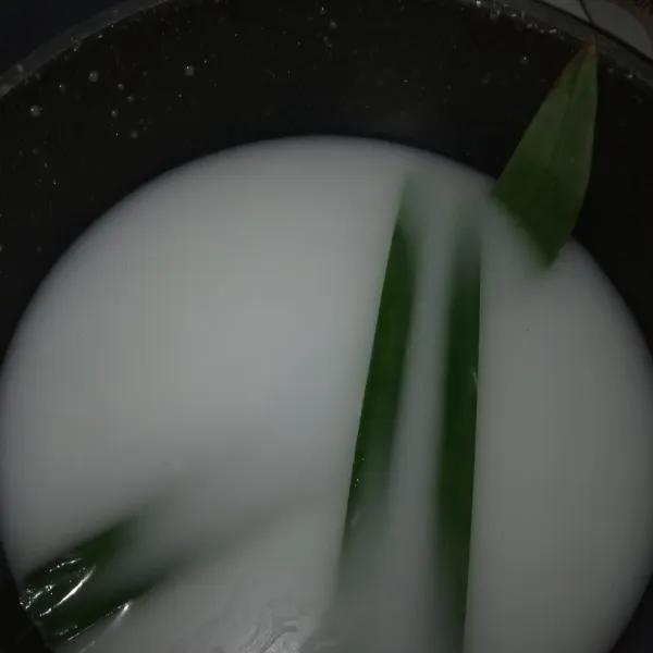 Membuat sirup siapkan pan masukkan santan, gula dan daun pandan, aduk rata masak sampai mendidih angkat dan dinginkan.