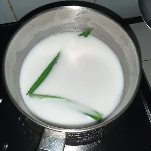 Rebus santan, garam, dan pandan hingga mendidih sambil terus diaduk. Sisihkan