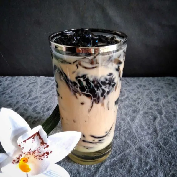 Sajikan dengan cara, tuang kental manis, beri es batu secukupnya, masukkan cincau serut. Terakhir tuang susu gula merah. Nikmati.