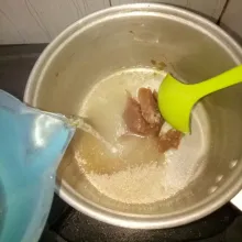 Siapkan panci lalu masukan gula merah, gula pasir dan air. Aduk rata