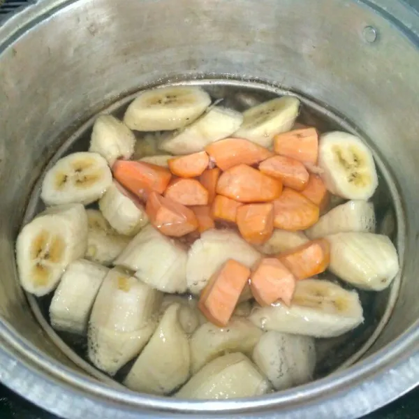 Didihkan air, lalu masukkan ubi dan pisang, masak hingga ubi empuk.