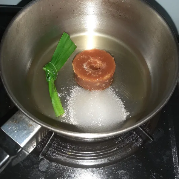 Buat kuah gula merahnya, gula pasir dan pandan. Aduk hingga gula larut.