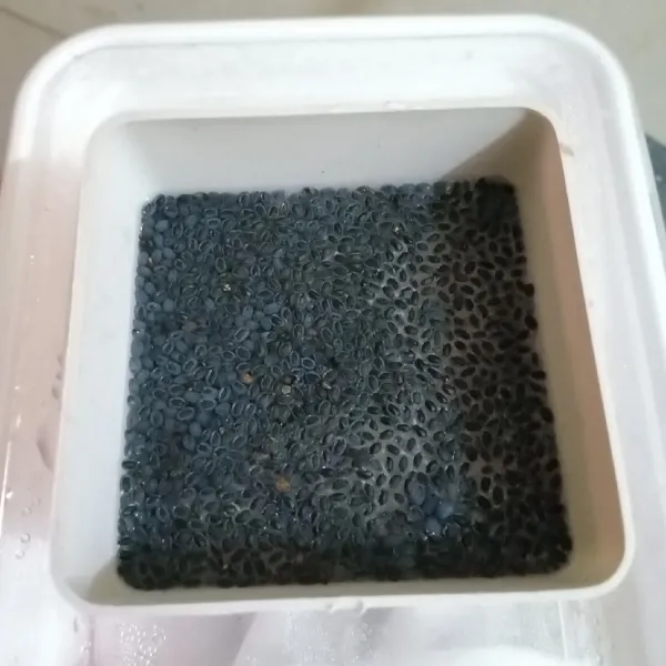 Rendam biji selasih dengan air panas, biarkan merekah