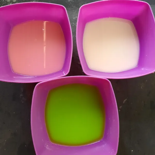 Bagi adonan menjadi 3 bagian. Beri pewarna merah muda dan hijau. Biarkan satu bagian tetap putih.