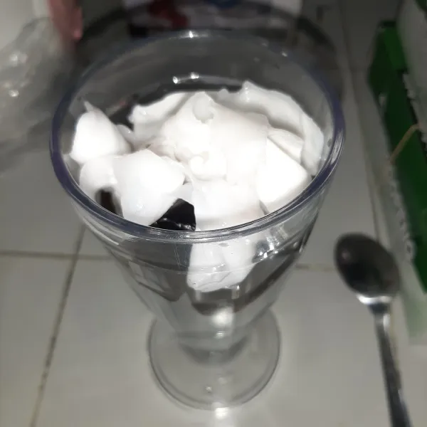 Tambahkan daging kelapa