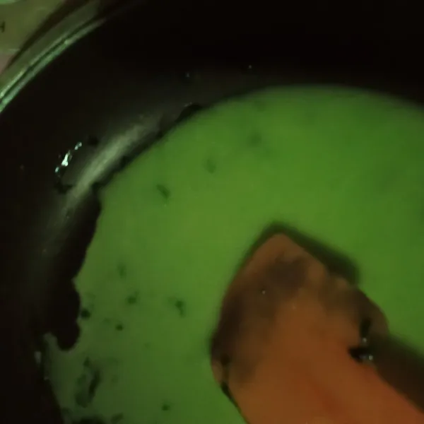 Siapkan pan masukkan warna hijau lalu masak dengan api kecil sambil diaduk sampai matang angkat dan masukan ke dalam wadah.