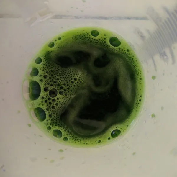 Buat juice pandan suji. Blender daun pandan dan suji dengan air, kemudian saring.