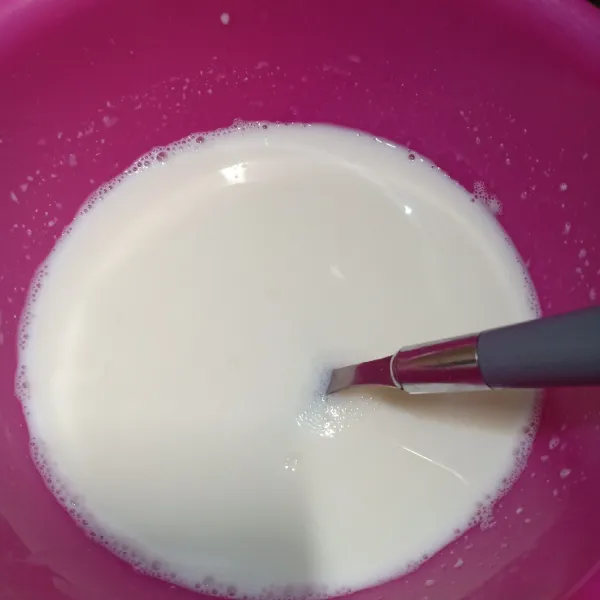 Campurkan susu bubuk, skm dan air, aduk rata