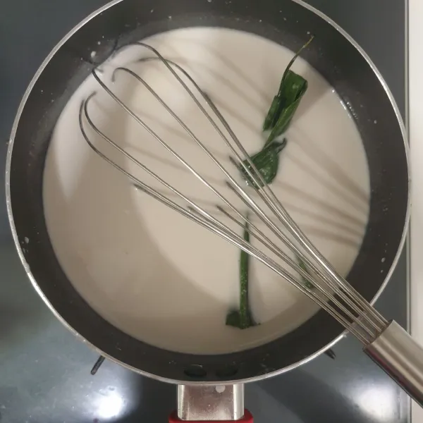 Campurkan santan, air, garam halus, tepung maizena dan daun pandan. Masak di atas api kecil sambil diaduk hingga mendidih, angkat dan dinginkan.