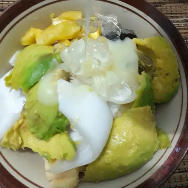 Tuang susu kental manis dan susu segar. Tambahkan es batu bila suka, hidangkan selagi dingin lebih nikmat.