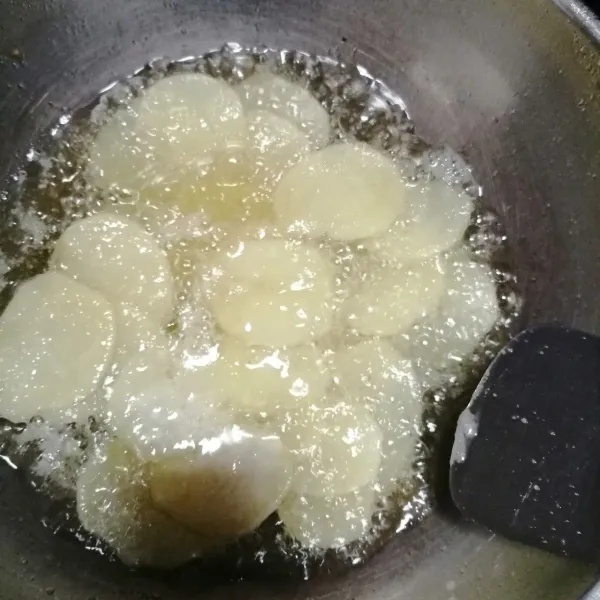 Panaskan minyak terlebih dahulu, kalau sudah panas goreng kentang sedikit-sedikit dahulu. Jangan lupa dibolak-balik supaya tidak gosong.