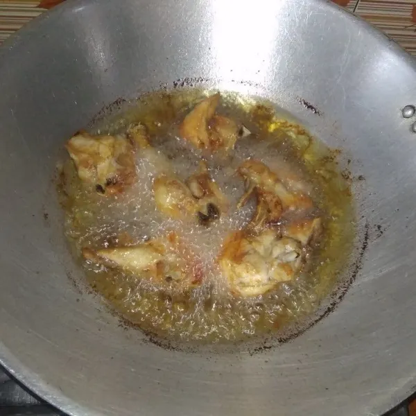 Cuci bersih ayam, kemudian panaskan secukupnya minyak. Goreng ayam hingga matang.