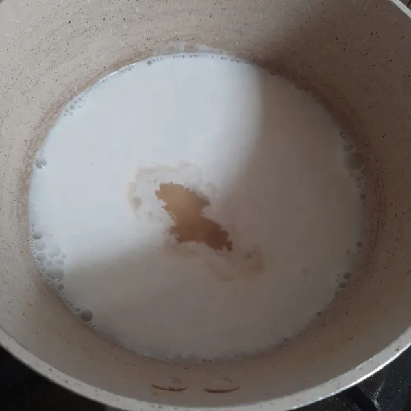 Masukkan santan kental, air, garam, agar-agar dan gula dalam panci. Aduk rata.