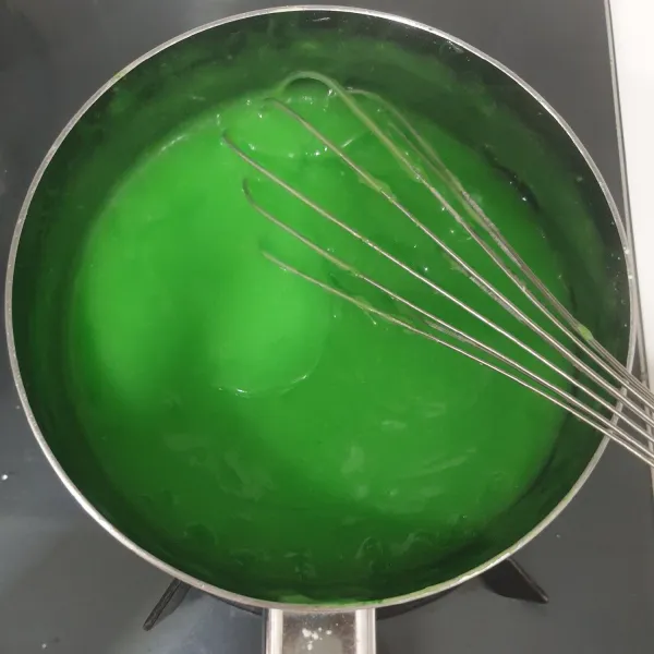 Masak adonan cendol di atas api kecil sambil diaduk hingga meletus dan mengkilat, angkat dan biarkan sebentar hingga uapnya berkurang.