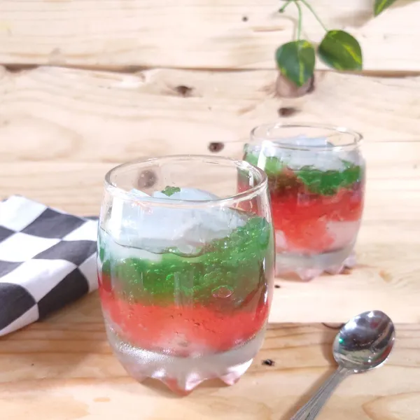Penyajian: tata es baru dalam gelas, tambahkan agar-agar merah dan hijau, kemudian tambahkan nata de coco.
