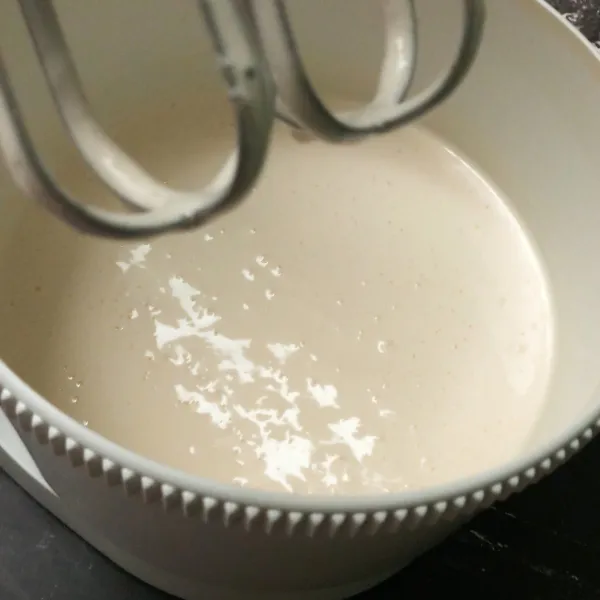 Mixer speed tinggi telur, gula dan SP/ pengembang kue. Mixer sampai kental berjejak.