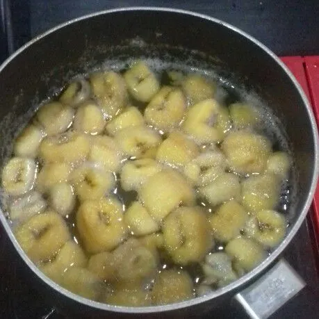 rebus hingga pisang berubah warna menjadi transparan. matikan api dan dinginkan