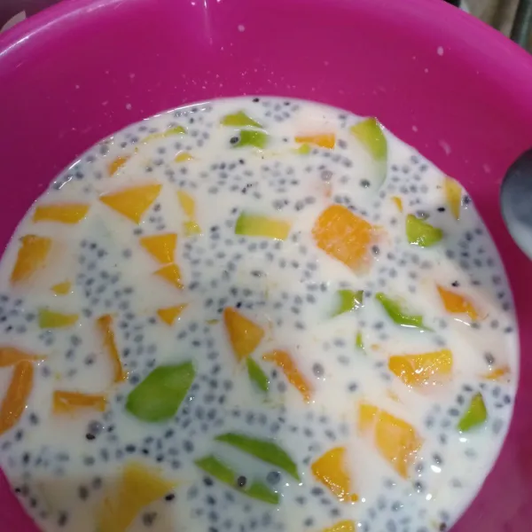 Masukkan alpukat, mangga dan selasih, aduk rata. Tuang dalam gas berisi es batu, sajikan