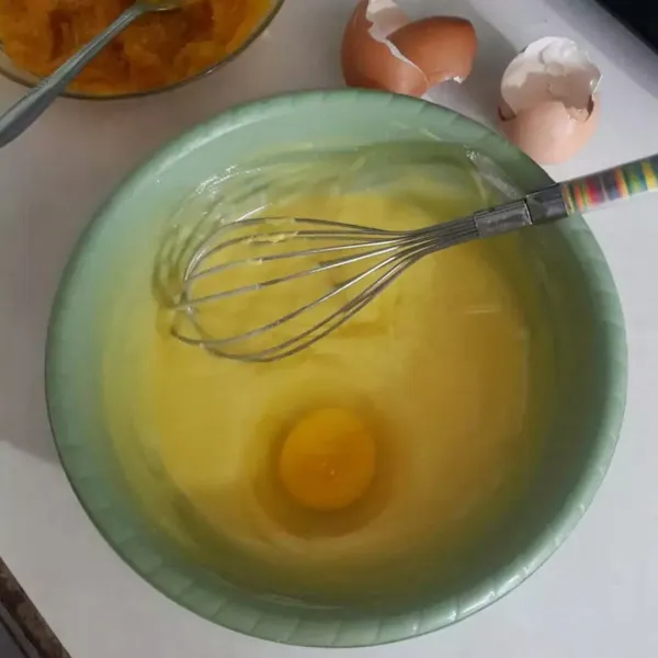 Aduk margarin bersama minyak sayur dengan balon whisk hingga creamy. Masukkan gula, essence vanila, dan telur satu persatu. Aduk rata.