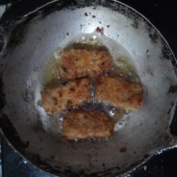 Goreng tempe hingga warna coklat matang, tiriskan. Lalu sajikan bersama cabai rawit.