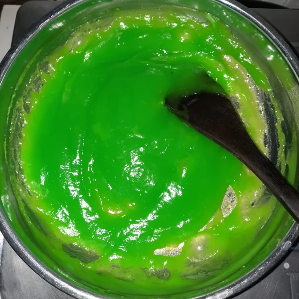 Masak adonan hijau hingga mengental dan meletup-letup. Tuang ke dalam wadah. Lalu masak adonan putih hingga mengental, tuang diatas adonan hijau.