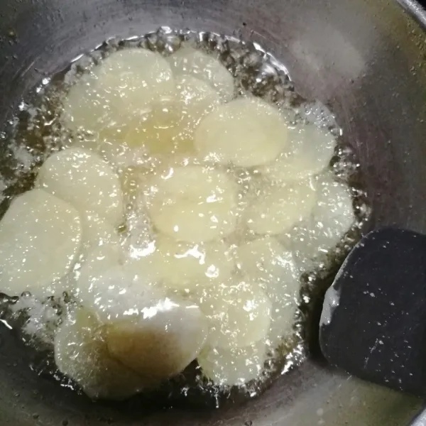 Panaskan minyak terlebih dahulu. Kalau sudah panas goreng kentang sedikit-sedikit dan dibolak-balik supaya kentang matang merata
