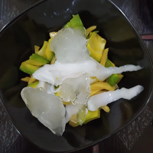 Siapkan mangkuk saji, tambahkan semua bahan lainnya.