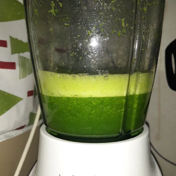 Blender daun pandan dan air