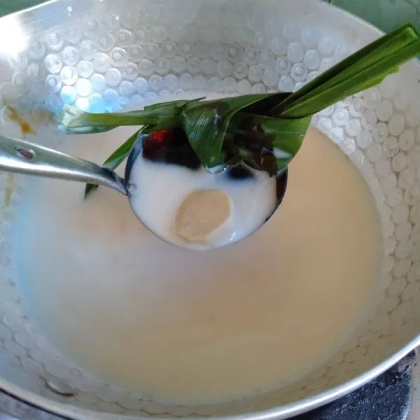 Semua bahan susu gula merah dicampur.