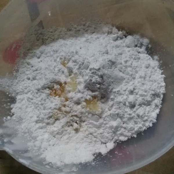 Campur tepung beras, tepung kanji, garam dan gula pasir