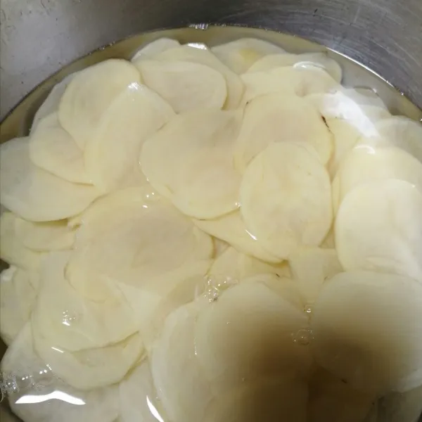 Cuci bersih kentang sebanyak 3x lalu rendam kentang. Beri 1 sdm garam, biarkan selama 30 menit.