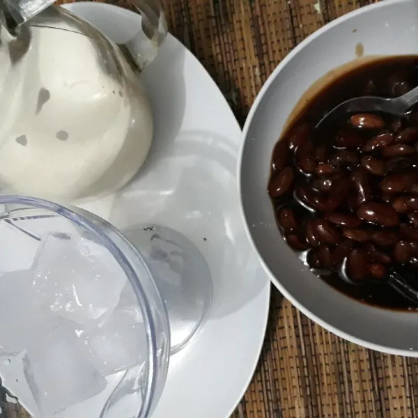 Siapkam gelas saji,isi es batu pada dasarnya.