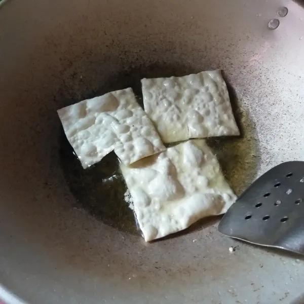 Goreng pangsit seperti jajanan mie ayam terdekat, kemudian sisihkan. Sisahkan 50 ml air untuk membuat minyak bawang, dengan menggoreng bawang putih iris hingga kecoklatan.