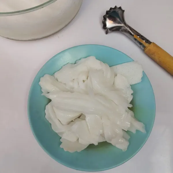 Buat Kelapa KW :
Campur dan aduk rata semua bahan. Masak hingga mendidih. Angkat dan biarkan uap panas hilang. 
Tuang dalam wadah. Tunggu hingga mengeras. Setelah pudding mengeras, keruk dengan kerukan kelapa arah memanjang. Sisihkan.