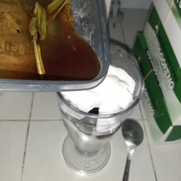 Siram dengan kuah gula