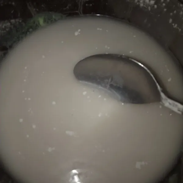 Membuat bubur masukkan tepung beras dan air aduk rata lalu masak dengan api kecil sambil diaduk sampai meletup letup angkat dan dinginkan.