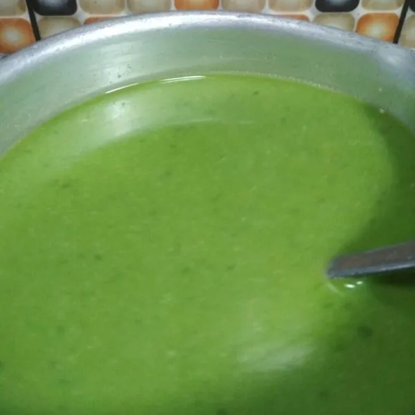 Dalam panci masukkan tepung hunkwe, gula pasir, santan, air endapan daun pandan dan daun suji, tambahkan garam aduk hingga rata, nyalakan api masak hingga meletup - letup, angkat.