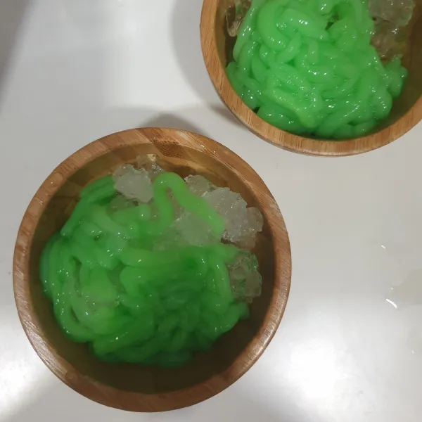 Penyajian, masukan es batunya ke dalam mangkuk, masukkan cendol pandan.