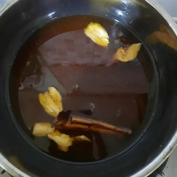 Didihkan kembali air gula merahnya. Tambahkan gula pasir, jahe, kayu manis, garam, dan air jeruk nipis. Aduk rata lalu masak hingga mendidih.