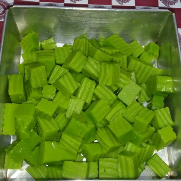 Setelah mengeras potong potong dadu