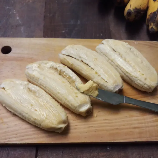 Oles permukaan pisang dengan margarin.