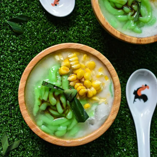 Masukkan jagung rebus yang sudah dipipil, tuangkan kuah santan dan syrup gula merah/ kinca. Sajikan.