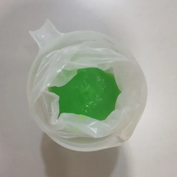 Masukkan adonan cendol ke dalam plastik piping bag.