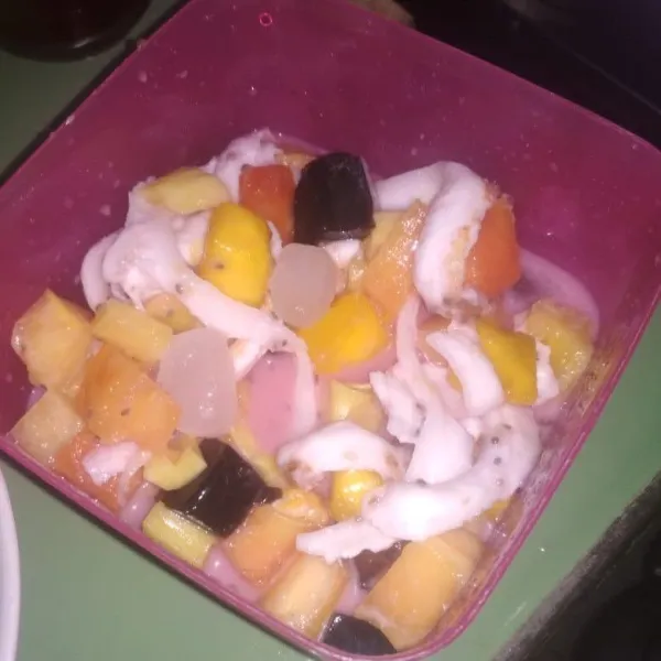 Campurkan semua buah yang sudah dipotong kecil